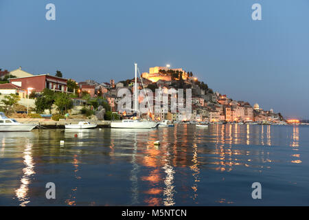 Sibenik città vecchia di notte, Croazia Foto Stock