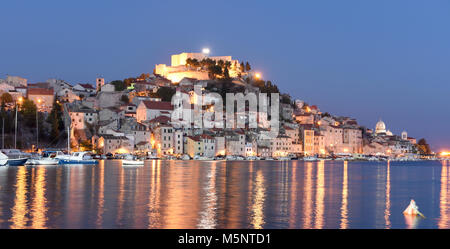 Sibenik città vecchia di notte, Croazia Foto Stock