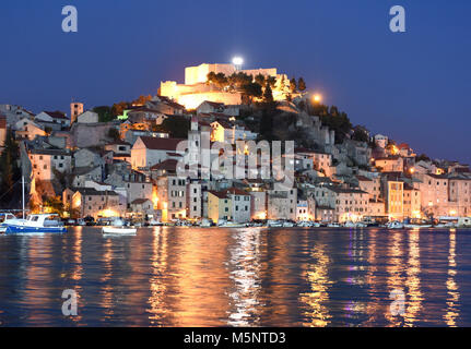 Sibenik città vecchia di notte, Croazia Foto Stock