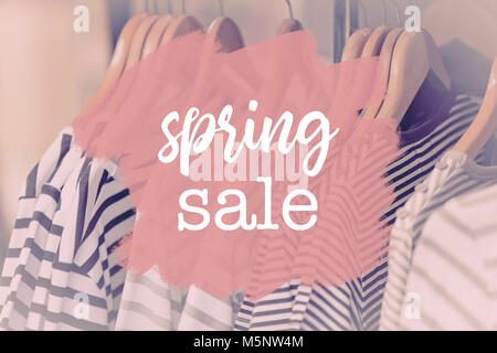 Molla dello Shopping Vendita Testo su abbigliamento per donne appesi su grucce Foto Stock