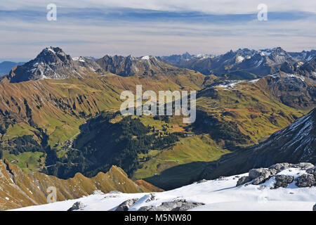 Vista da Braunarlspitze a Hochtannbergpass con Widderstein mountain e Allgaeu Alpi in autunno. Austria, Germania Foto Stock