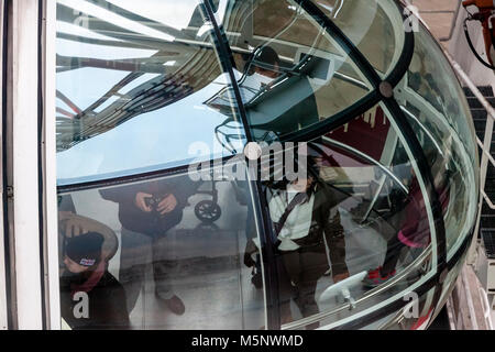 Vista astratta di un London Eye Pod, London, Regno Unito Foto Stock