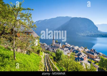 Classic vista da cartolina famosa Hallstatt Lakeside Town nelle Alpi e idilliaco con sentiero che in salita su una bella giornata di sole con cielo blu in summ Foto Stock