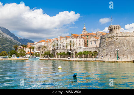 Bellissima vista sulla storica città di Korcula in una bella giornata di sole con cielo blu e nuvole in estate, Isola di Korcula, Dalmazia, Croazia Foto Stock