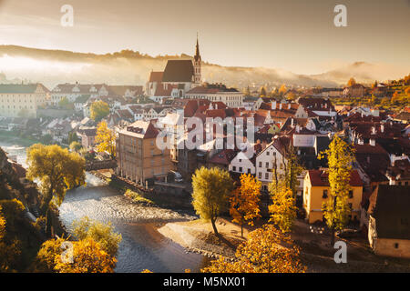 La storica città di Cesky Krumlov, un sito Patrimonio Mondiale dell'UNESCO sin dal 1992, nel bellissimo golden. La luce del mattino al sorgere del sole in autunno, Bohemia Repubblica Ceca Foto Stock