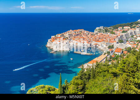 Città storica di Dubrovnik, una delle più famose destinazioni turistiche del Mar Mediterraneo, dal monte Srd in una giornata di sole in estate, Croazia Foto Stock