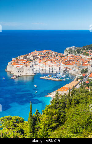 Città storica di Dubrovnik, una delle più famose destinazioni turistiche del Mar Mediterraneo, dal monte Srd in una giornata di sole in estate, Croazia Foto Stock