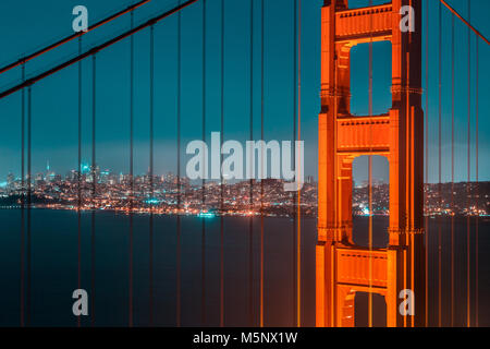 Visualizzazione classica del famoso Golden Gate Bridge con lo skyline di San Francisco in background in splendida post tramonto crepuscolo durante il blu ora a du Foto Stock