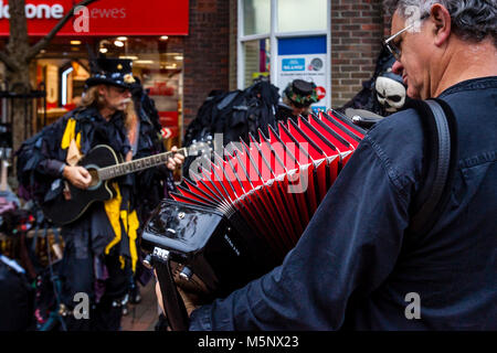 Musicisti provenienti dal Mythago Morris Dancing gruppo eseguire all'annuale Lewes Folk Festival, Lewes, Sussex, Regno Unito Foto Stock