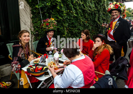 Un gruppo di giovani ballerini di Morris di mangiare il pranzo al Cafè durante l annuale Lewes Folk Festival, Lewes, Sussex, Regno Unito Foto Stock