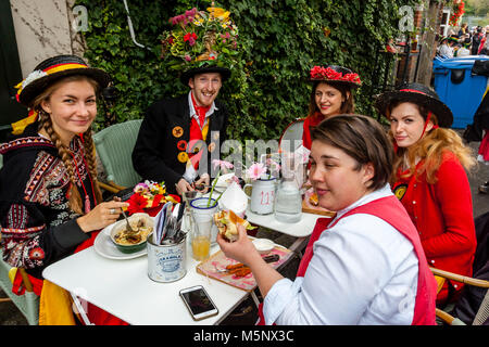 Un gruppo di giovani ballerini di Morris di mangiare il pranzo al Cafè durante l annuale Lewes Folk Festival, Lewes, Sussex, Regno Unito Foto Stock