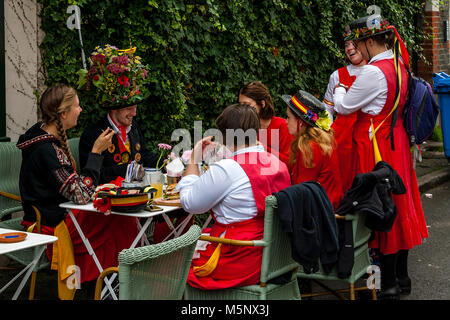 Un gruppo di giovani ballerini di Morris di mangiare il pranzo al Cafè durante l annuale Lewes Folk Festival, Lewes, Sussex, Regno Unito Foto Stock