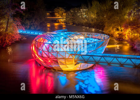 Splendida vista panoramica sul famoso Grazer Murinsel, artificialmente un'isola galleggiante nel mezzo del fiume Mur illuminata di notte, Graz, Regione Stiria, Foto Stock