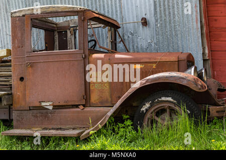 Un abbandonato rusty farm carrello, senza tetto, e arrugginiti. Shaniko città fantasma, Shaniko, Oregon Foto Stock