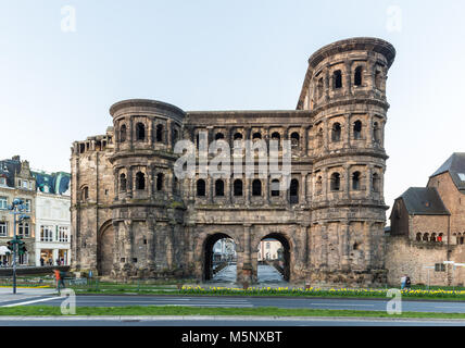 Visualizzazione classica del celebre Porta Nigra, la più grande città romana monumento di gate a nord delle Alpi, nella vecchia città di Treviri, Rheinland Pfalz, Germania Foto Stock