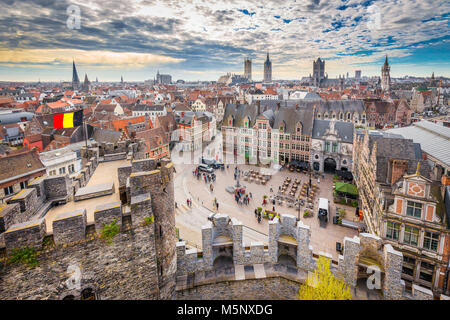 Vista panoramica del centro storico della città di Gand con il famoso medievale Castello di Gravensteen in una giornata di sole, la regione delle Fiandre, in Belgio Foto Stock