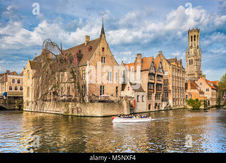 Centro storico di Brugge, a cui spesso viene fatto riferimento come la Venezia del Nord, con turisti facendo un giro in barca in una giornata di sole, le Fiandre, in Belgio Foto Stock