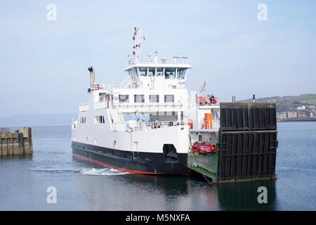 Traghetto in arrivo al porto di abbassamento rampa del veicolo Foto Stock