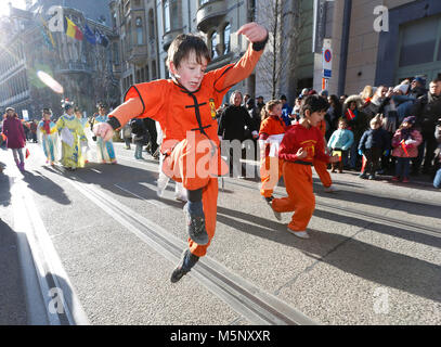 Ghent, Belgio. 24 Febbraio, 2018. I bambini che frequentano il nuovo anno cinese parata nel centro di Ghent, Belgio, nel febbraio 24, 2018. Città belga di Gand, anche capitale della Fiandra orientale provincia, ha tenuto la sua prima grande sfilata di 2018 Sabato per festeggiare il nuovo anno cinese. Credito: Voi Pingfan/Xinhua/Alamy Live News Foto Stock
