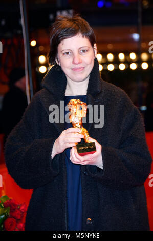 Berlino, Germania. Il 24 febbraio, 2018. Adina Pintilie, vincitore dell'Orso d oro per il Miglior Film, dopo la cerimonia di premiazione al 68esimo Festival Internazionale del Cinema di Berlino / Berlinale 2018 alla Berlinale Palast il 24 febbraio 2018 a Berlino, Germania. Credito: Geisler-Fotopress/Alamy Live News Foto Stock