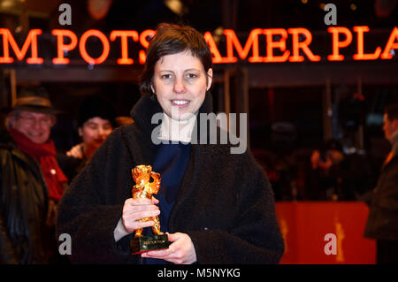 Berlino, Germania. Il 24 febbraio, 2018. Adina Pintilie, vincitore dell'Orso d oro per il Miglior Film, dopo la cerimonia di premiazione al 68esimo Festival Internazionale del Cinema di Berlino / Berlinale 2018 alla Berlinale Palast il 24 febbraio 2018 a Berlino, Germania. Credito: Geisler-Fotopress/Alamy Live News Foto Stock