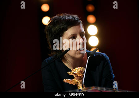 Berlino, Germania. Il 24 febbraio, 2018. Adina Pintilie, vincitore dell'Orso d oro per la Migliore Regia, durante la cerimonia di premiazione al 68esimo Festival Internazionale del Cinema di Berlino / Berlinale 2018 alla Berlinale Palast il 24 febbraio 2018 a Berlino, Germania. Credito: Geisler-Fotopress/Alamy Live News Foto Stock