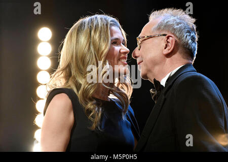 Berlino, Germania. Il 24 febbraio, 2018. Anke Engelke e Dieter Kosslick durante la cerimonia di premiazione al 68esimo Festival Internazionale del Cinema di Berlino / Berlinale 2018 alla Berlinale Palast il 24 febbraio 2018 a Berlino, Germania. Credito: Geisler-Fotopress/Alamy Live News Foto Stock