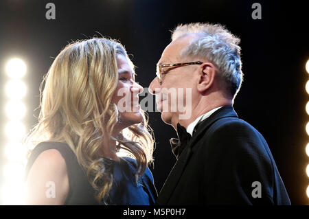 Berlino, Germania. Il 24 febbraio, 2018. Anke Engelke e Dieter Kosslick durante la cerimonia di premiazione al 68esimo Festival Internazionale del Cinema di Berlino / Berlinale 2018 alla Berlinale Palast il 24 febbraio 2018 a Berlino, Germania. Credito: Geisler-Fotopress/Alamy Live News Foto Stock