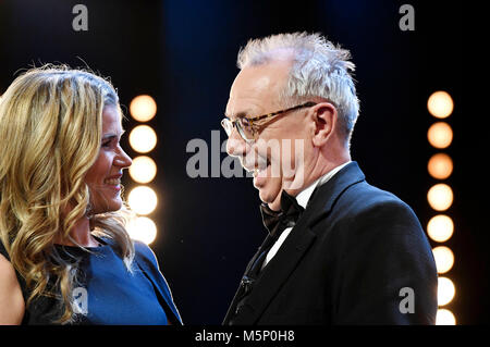 Berlino, Germania. Il 24 febbraio, 2018. Anke Engelke e Dieter Kosslick durante la cerimonia di premiazione al 68esimo Festival Internazionale del Cinema di Berlino / Berlinale 2018 alla Berlinale Palast il 24 febbraio 2018 a Berlino, Germania. Credito: Geisler-Fotopress/Alamy Live News Foto Stock