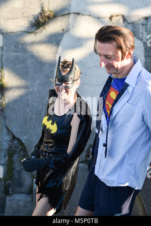 Brighton Regno Unito 25 Febbraio 2018 - un giovane in abiti fantasiosi unisciti a migliaia di corridori che prenderanno parte al Grand Brighton Mezza Maratona su una bella e soleggiata ma fredda mattina raccolta fondi per varie associazioni caritative compresi il Sussex Beacon fotografia scattata da Simon Dack Credito: Simon Dack/Alamy Live News Foto Stock