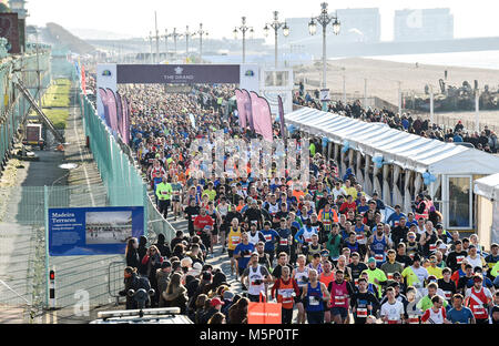 Brighton Regno Unito 25 Febbraio 2018 - migliaia di guide di scorrimento impostato su off dall'inizio su Madeira Drive nel Grand Brighton Mezza Maratona su una bella e soleggiata ma fredda mattina raccolta fondi per varie associazioni caritative compresi il Sussex Beacon fotografia scattata da Simon Dack Credito: Simon Dack/Alamy Live News Foto Stock