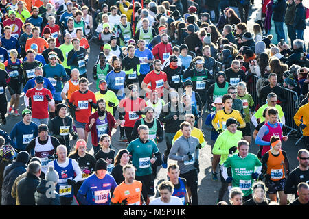 Brighton Regno Unito 25 Febbraio 2018 - migliaia di guide di scorrimento impostato su off dall'inizio su Madeira Drive nel Grand Brighton Mezza Maratona su una bella e soleggiata ma fredda mattina raccolta fondi per varie associazioni caritative compresi il Sussex Beacon fotografia scattata da Simon Dack Credito: Simon Dack/Alamy Live News Foto Stock