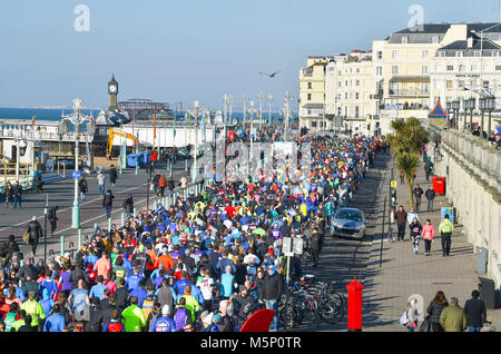 Brighton Regno Unito 25 Febbraio 2018 - migliaia di guide di scorrimento impostato su off dall'inizio su Madeira Drive nel Grand Brighton Mezza Maratona su una bella e soleggiata ma fredda mattina raccolta fondi per varie associazioni caritative compresi il Sussex Beacon fotografia scattata da Simon Dack Credito: Simon Dack/Alamy Live News Foto Stock