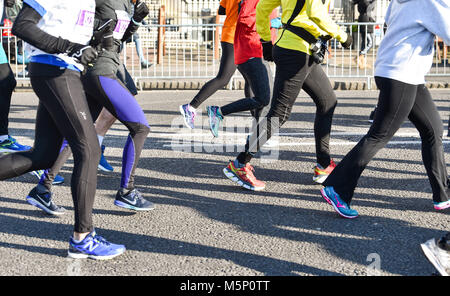 Brighton Regno Unito 25 Febbraio 2018 - migliaia di guide di scorrimento impostato su off dall'inizio su Madeira Drive nel Grand Brighton Mezza Maratona su una bella e soleggiata ma fredda mattina raccolta fondi per varie associazioni caritative compresi il Sussex Beacon fotografia scattata da Simon Dack Credito: Simon Dack/Alamy Live News Foto Stock