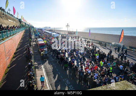 Brighton Regno Unito 25 Febbraio 2018 - migliaia di corridori prendere parte al Grand Brighton Mezza Maratona su una bella e soleggiata ma fredda mattina raccolta fondi per varie associazioni caritative compresi il Sussex Beacon fotografia scattata da Simon Dack Credito: Simon Dack/Alamy Live News Foto Stock