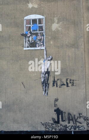 Bristol, Regno Unito. Il 25 febbraio 2018. Banksy, famoso in tutto il mondo la street art, Ben appeso amante,su una parete in corrispondenza del fondo di Park Street a Bristol nel Regno Unito, visitato da turisti e fotografati di volta in volta è stato rovinato. Robert Timoney/Alamy Live News Foto Stock