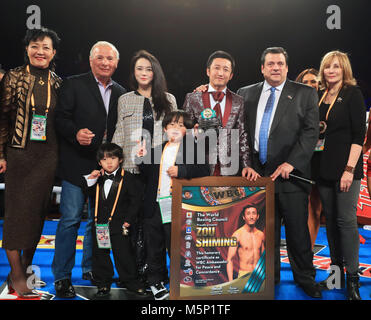 Los Angeles, Stati Uniti d'America. 24 Febbraio, 2018. La Cina del boxer Zou Shiming (quarta R) pone con la sua famiglia e Mauricio Sulaiman(3rd, R), il presidente della World Boxing Consiglio (WBC) a Los Angeles, negli Stati Uniti, febbraio 24, 2018. Zou ricevuto il premio d'onore e la certificazione di ambasciatore di pace e la concordanza di WBC qui sabato. Credito: Li Ying/Xinhua/Alamy Live News Foto Stock