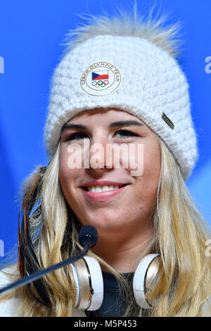 Pyeongchang, Repubblica di Corea. Il 25 febbraio, 2018. Estere ceca Ledecka partecipa a una conferenza stampa in PyeongChang, Corea del Sud, 25 febbraio 2018. Snowboarder e sciatori Ledecka estere, 22, una doppia medaglia d'oro, ha vinto medaglie d'oro in Super-G in sci alpino e sci Nel gigante parallelo di snowboard alle Olimpiadi. Credito: Michal Kamaryt/CTK foto/Alamy Live News Foto Stock