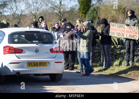 Leicestershire, Regno Unito.25 Febbraio 2018: proprietà del National Trust rivolta anti-caccia proteste in tutto il Regno Unito.circa trenta - quaranta attivisti riuniti presso Stoneywell cottage in Charnwood area forestale del Leicestershire campagna. Credito: Ian Francesco/Alamy Live News Foto Stock