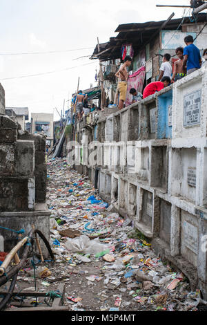 Navotas, Manila, Filippine. 7 apr, 2015. Una casa e la gente locale si vede nel cimitero navotas slum. Nel centro di Pasay distretto di Metro Manila è un cimitero dove oltre diecimila persone decedute è a riposo in pace, ma ci sono anche oltre un centinaio di due di quelle viventi che soggiornano presso lo stesso luogo fianco a fianco con i morti. Molte famiglie trasferite al cimitero a causa della mancanza di fondi e di trovare il cimitero il posto migliore per mettere un tetto sopra la testa per libero. Credito: IMG 1306.jpg/SOPA Immagini/ZUMA filo/Alamy Live News Foto Stock