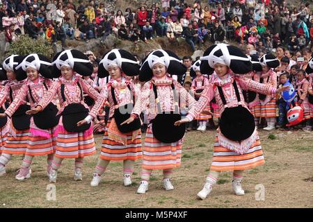 Di Liupanshui, della Cina di Guizhou. Il 25 febbraio, 2018. Popolo di Miao gruppo etnico ballare durante l'annuale "tiaohua' festival, che dispone di canti e balli in Suoga township di città di Liupanshui, a sud-ovest della Cina di Guizhou, Feb 25, 2018. Credito: Qin pista/Xinhua/Alamy Live News Foto Stock