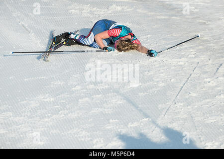 Pyeongchang, Corea del Sud. Il 25 febbraio, 2018. JESSICA DIGGINS degli USA crollo al traguardo durante il Signore lo sci di fondo mass start 30k a PyeongChang 2018 Giochi Olimpici Invernali a Alpensia Sci di fondo Centro. Credito: Paolo Kitagaki Jr./ZUMA filo/Alamy Live News Foto Stock