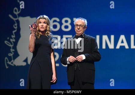 24 febbraio 2018, Germania, Berlino, Cerimonia di premiazione, Berlinale Palace: Moderatore della serata, Anke Engelke sorge sul palco accanto a Dieter Kosslick, direttore del Festival Internazionale del Cinema di Berlino. Foto: Ralf Hirschberger/dpa Foto Stock