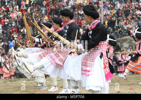 Di Liupanshui, della Cina di Guizhou. Il 25 febbraio, 2018. Popolo di Miao gruppo etnico ballare durante l'annuale "tiaohua' festival, che dispone di canti e balli in Suoga township di città di Liupanshui, a sud-ovest della Cina di Guizhou, Feb 25, 2018. Credito: Zhang Hui/Xinhua/Alamy Live News Foto Stock