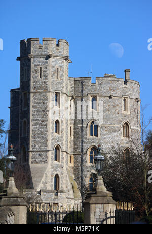 Windsor, Berkshire, Inghilterra. Il 25 febbraio 2018. La luna crescente in azzurro del cielo sopra il Castello di Windsor, su di un soleggiato ma freddo giorno in Berkshire. Credito: Julia Gavin/Alamy Live News Foto Stock