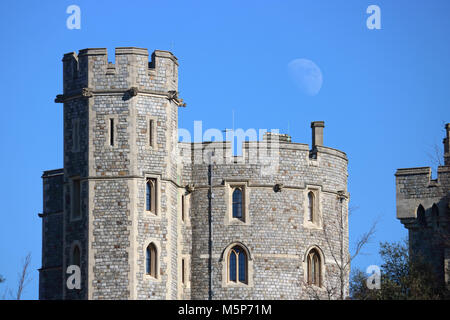 Windsor, Berkshire, Inghilterra. Il 25 febbraio 2018. La luna crescente in azzurro del cielo sopra il Castello di Windsor, su di un soleggiato ma freddo giorno in Berkshire. Credito: Julia Gavin/Alamy Live News Foto Stock