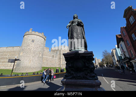 Windsor, Berkshire, Inghilterra. Il 25 febbraio 2018. I cieli blu oltre la regina Victoria statua e il Castello di Windsor su un soleggiato ma freddo giorno in Berkshire. Credito: Julia Gavin/Alamy Live News Foto Stock