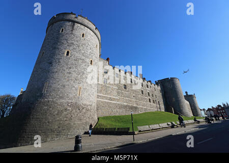 Windsor, Berkshire, Inghilterra. Il 25 febbraio 2018. Il cielo blu sopra il Castello di Windsor su un soleggiato ma freddo giorno in Berkshire. Credito: Julia Gavin/Alamy Live News Foto Stock