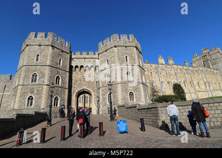 Windsor, Berkshire, Inghilterra. Il 25 febbraio 2018. Il cielo blu sopra il Castello di Windsor su un soleggiato ma freddo giorno in Berkshire. Credito: Julia Gavin/Alamy Live News Foto Stock