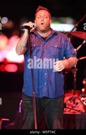 Miami, FL, Stati Uniti d'America. 24 Febbraio, 2018. Uncle Kracker esegue al Magic City Casino il 24 febbraio 2018 a Miami in Florida. Credito: Mpi04/media/punzone Alamy Live News Foto Stock